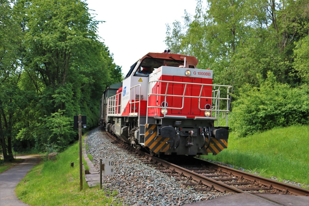 KSW Vossloh G1000 BB (ex HFM D2) 271 027-5 am 11.06.19 bei Kelkheim im Wald beim Dampf in den Taunus