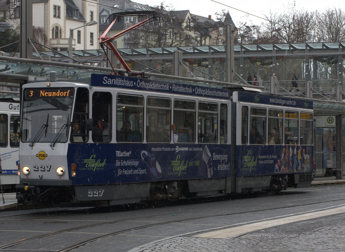 KT4  der Linie 3 nach Neudorf  an der  Zentralhaltestelle  Tunnel   07.12.2013 13:04 Uhr.