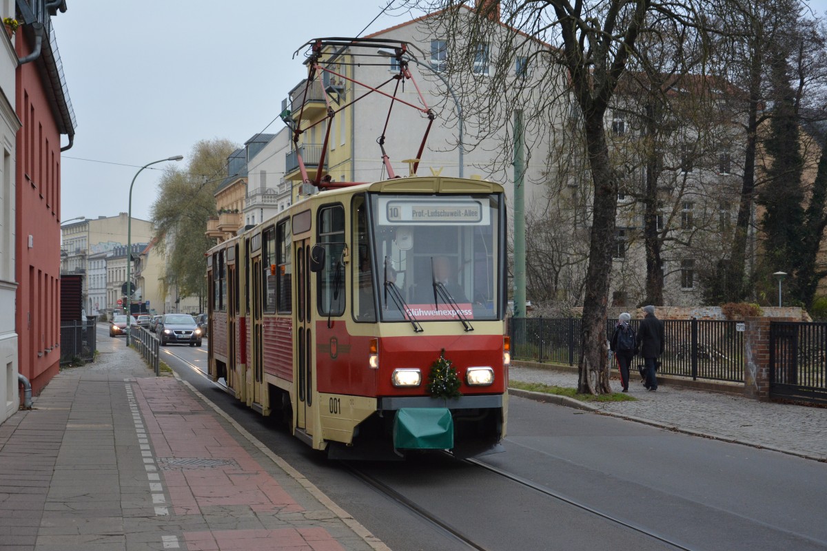 KT4D 001 unterwegs als Glühwein-Express durch Potsdam. Aufgenommen am 30.11.2014, Geschwister-Scholl-Straße.
