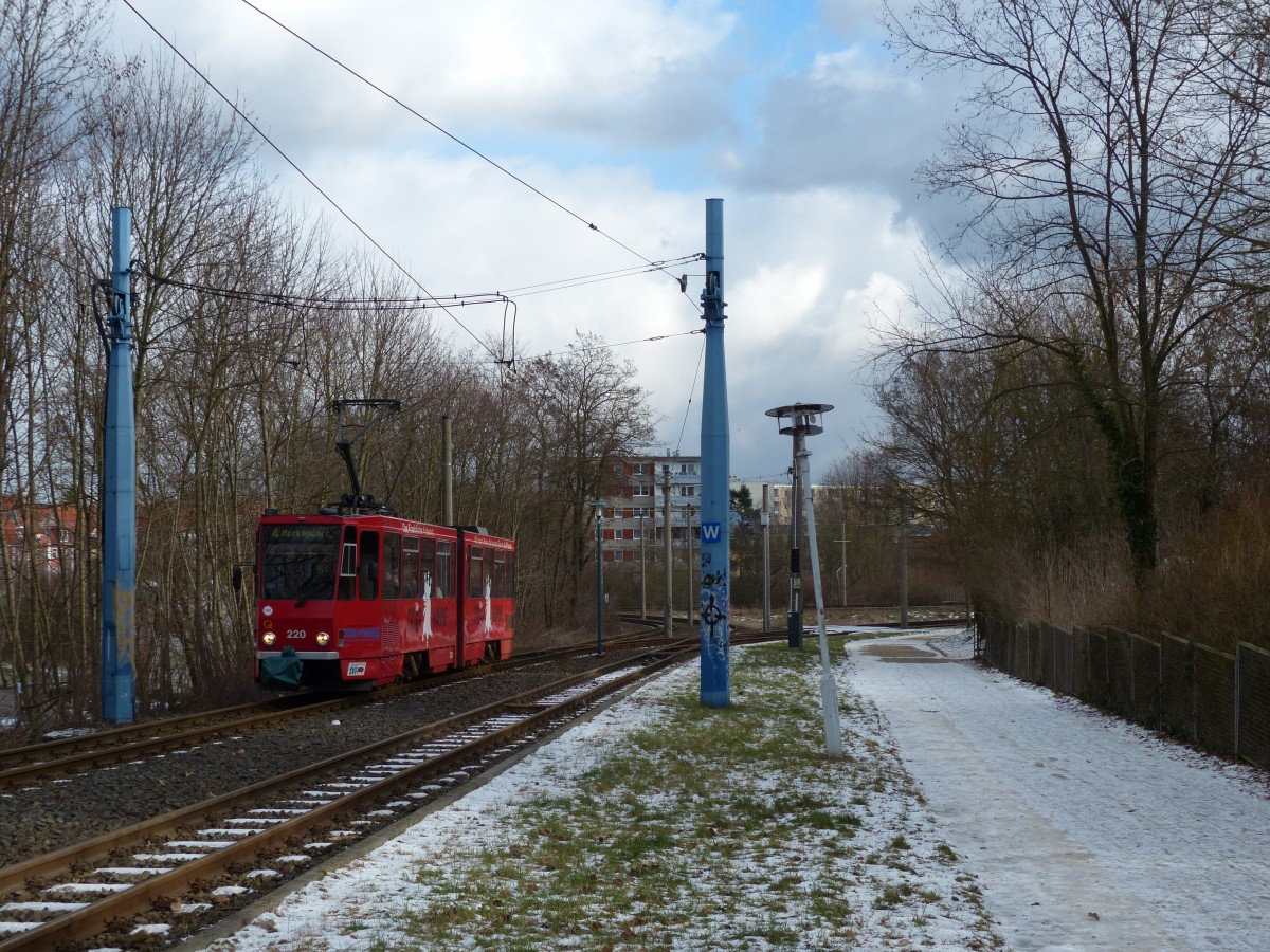 KT4D #220 ist auf der Linie 4 nach Markendorf unterwegs. Dies ist die längste Linie in Frankfurt (Oder), sie führt auch ein wenig durchs Grüne und überquert die A12. Hier, nahe der Luckauer Straße im Stadtgebiet, gibt es ein Gleisdreieck mit Höhenunterschieden, das interessante Motive ermöglicht. 8.2.2014, Frankfurt (Oder)