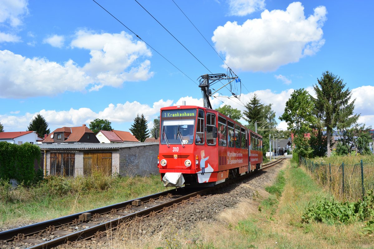 KT4D Tw 310 fährt durch Gotha Sundhausen vorbei an Garagenhöfen und Kleingärten.

Gotha Sundhausen 11.08.2018