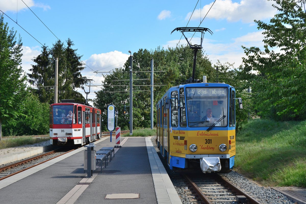 KT4D Tw301 erreicht soeben Waltershausen Dreieck während Tw315 die Haltestelle verlässt.

Waltershausen 11.08.2018