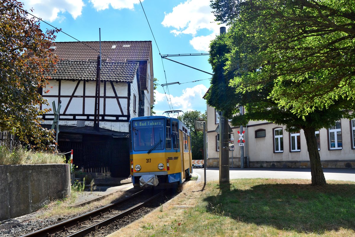 KT4D Tw317 fährt durch Gotha Sundhausen gen Waltershausen.

Gotha Sundhausen 11.08.2018