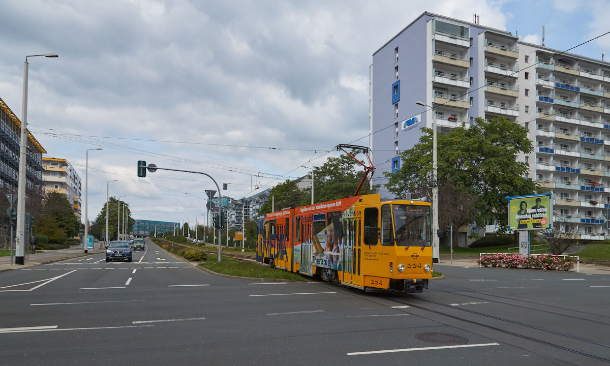 Kt4DMC 224 der Plauener Straßenbahn war am 21.09.2021 als Linie 4 vom Oberen Bahnhof nach Reusa unterwegs. Hier fuhr der Wagen die Bahnhofstraße in Richtung Stadtzentrum hinunter.