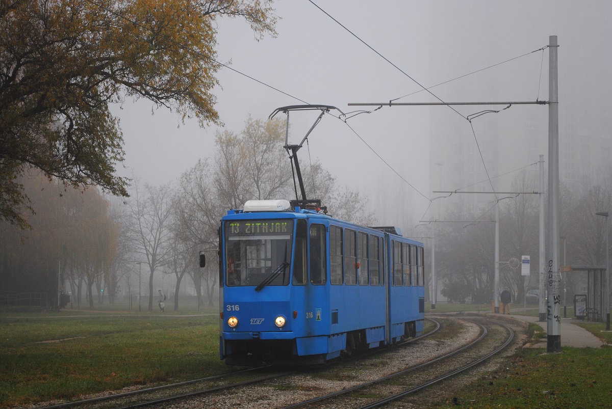 KT4YU 316 der Linie 13 in der ul. Grada Vukovara bei der Ausfahrt aus der Haltestelle Ferenscica. (08.12.2019)