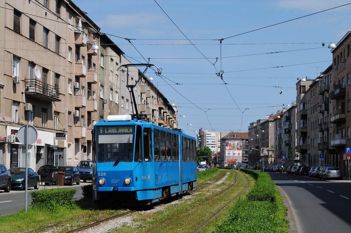 KT4YU 338 in der ul. Kralja Zvonimira kurz vor der Haltestelle Subiceva. (27.04.2025)