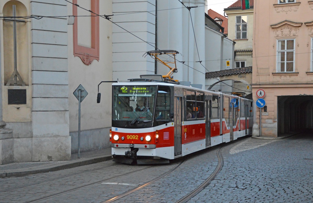 KT8-Wagen 9092 der Verkehrsbetrieb Prag quert durch Gebude nach Kleinstdter Platz, Linie 12 (Palmovka – Siedlung Barrandov; ab hier Linie verkehrt am linken Ufer Moldaus); 20.03.2014
