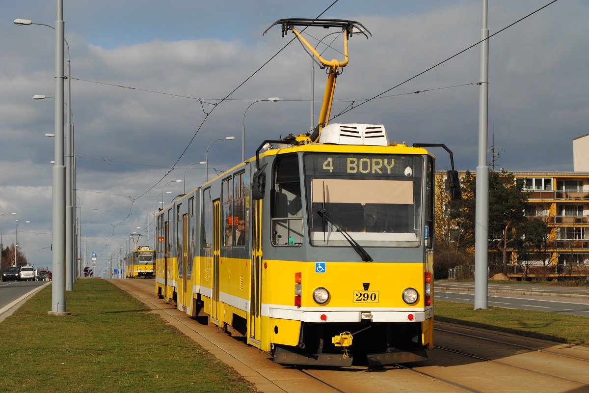 KT8D5-RN2P 290 in der ulice Karlovarska kurz hinter der Haltestelle Sokolovska. (19.03.2019)