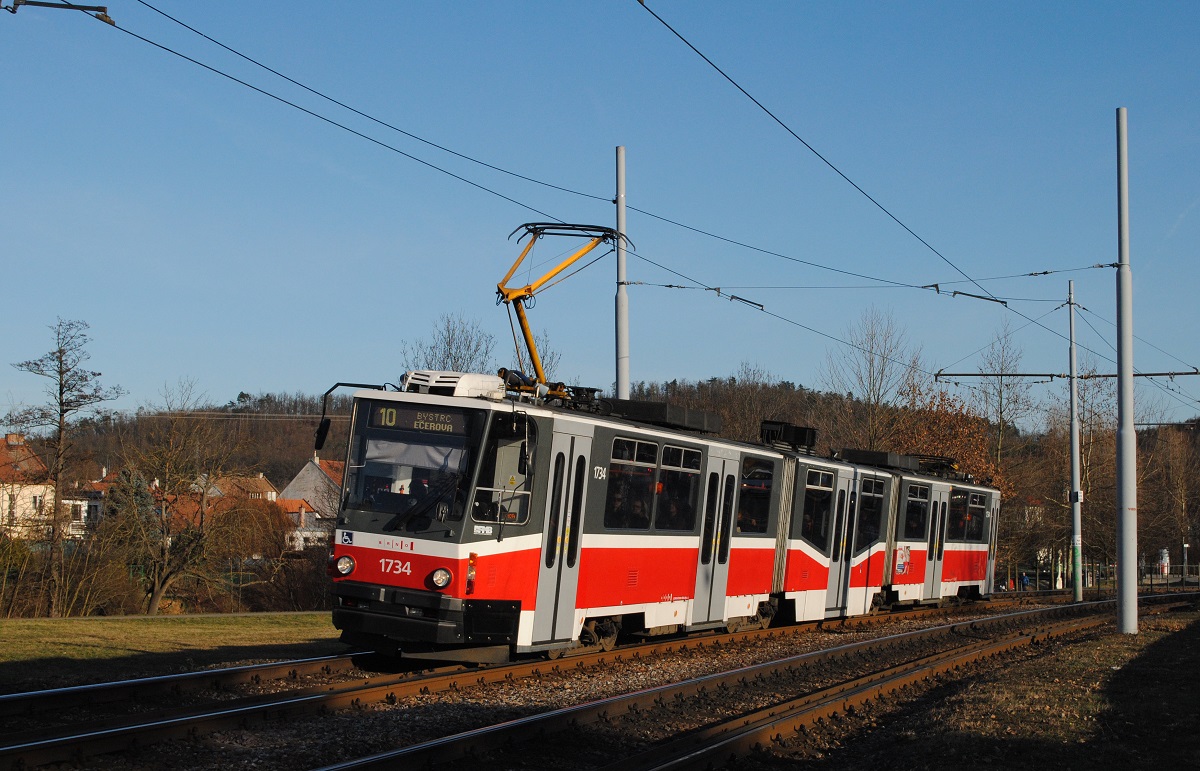 KT8D5N 1734 als Linie 10 auf der vollbahnmäßig trassierten Strecke nach Bystrc - Ecerova kurz hinter der Haltestelle Zoologicka Zarahda. (16.03.2023)