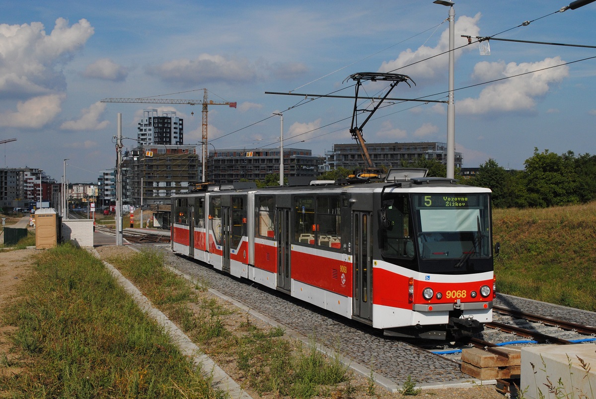 KT8D5RN2 9068 hat soeben das (vorläufige) Streckenende in Holyne erreicht  und wird nach einer kurzen Pause wieder die Rückfahrt zur Vozovna Zizkov antreten. (05.09.2022)