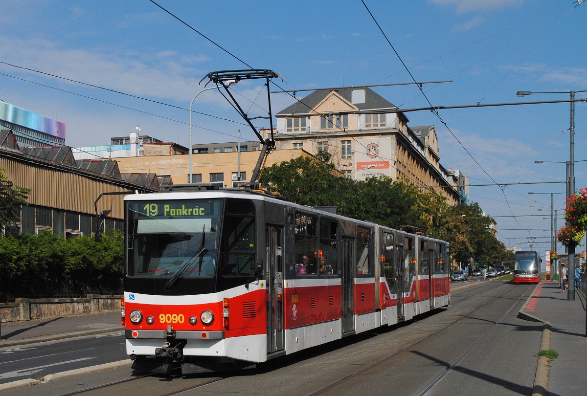 KT8D5RN2 9090 der Linie 19 auf der Fahrt nach Pankrac in der Vrsovicka ulice, im Hintergrund erkennt man das Firmengebäude von KOH-I-NOOR. (06.09.2022)