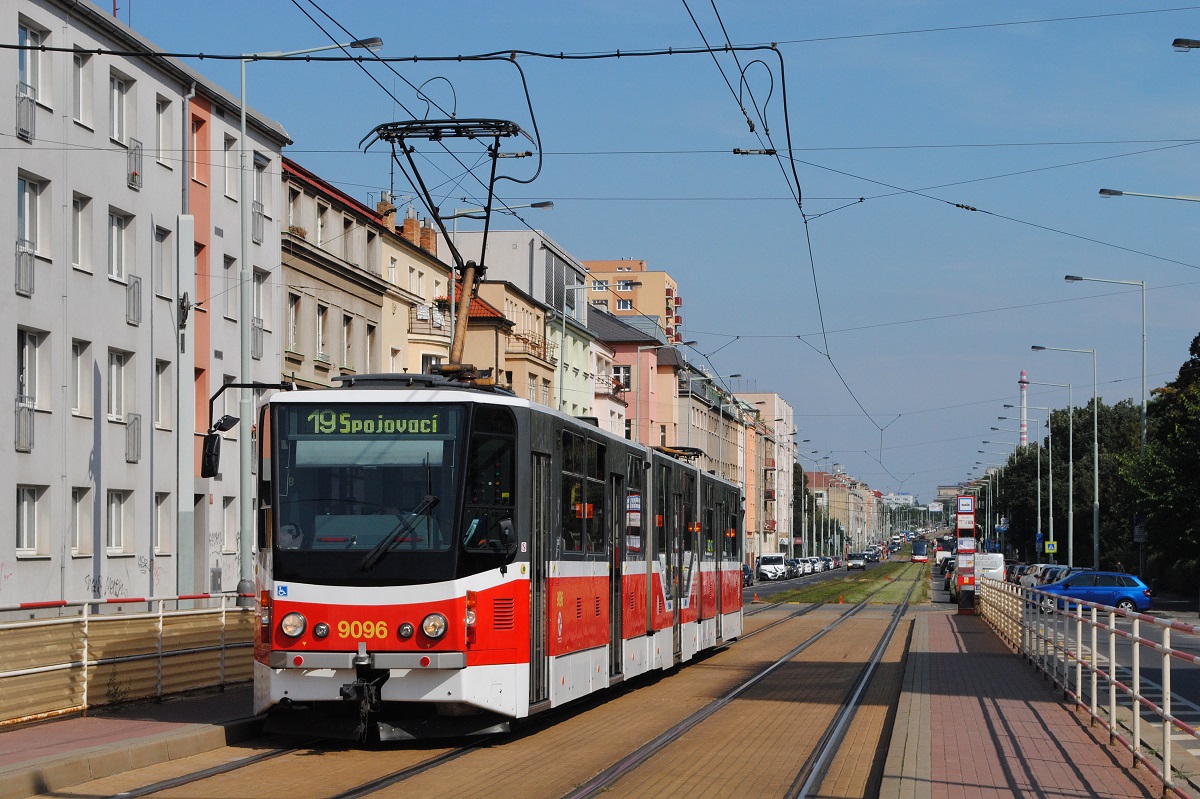 KT8D5RN2 9096 als Linie 19 nach Spojovaci in der Cernokostelecka ul. unweit der Haltestelle  Solidarita. (06.09.2022)