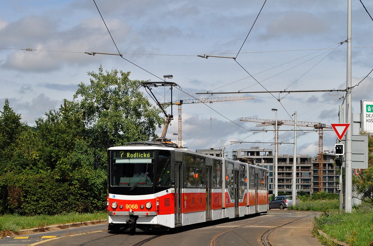 KT8D5.RN2P 9068 in der Radlicka ul. kurz vor der Haltestelle Krizna. (02.09.2023)