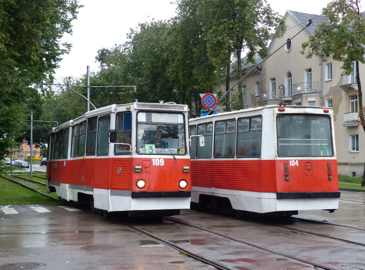 KTM-5 Front- und Heckansicht. Diese Fahrzeuge wurden nur für die russische Breitspur und nur als Triebwagen gebaut. Innerhalb der EU dürfte Daugavpils die einzige Stadt mit diesem Straßenbahntyp sein. 11.8.2016, Parādes iela, Daugavpils