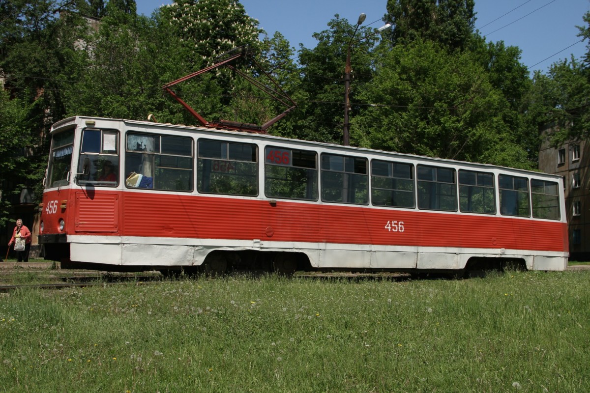 KTM-5, der Konkurrent zur Tatra T-3 welcher fast eine so grosse Stückzahl der Herstellung vorweisen kann.
Wagen Nummer 456 in Krywyi Rih am 13.05.2105.
