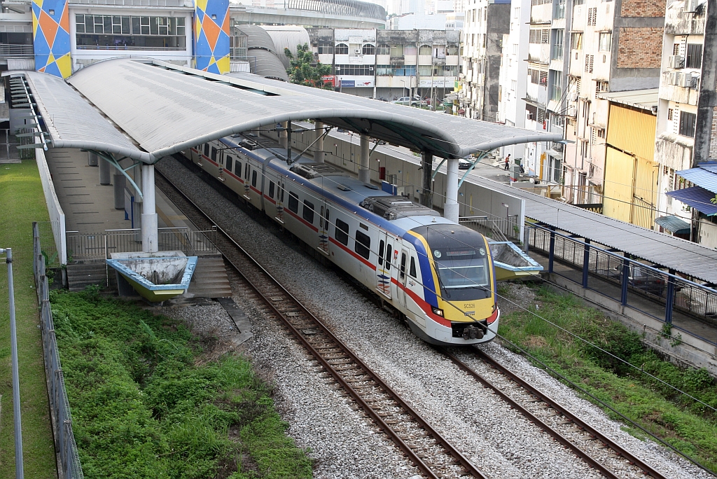 KTM Class 92, Garnitur SCS 26 (Bo′Bo′+2′2′+Bo′Bo′+Bo′Bo′+2′2′+Bo′Bo′, Hersteller: CSR Zhuzhou Electric Locomotive Co.Ltd., Baujahr: 2011) mit den Fahrzeugnummern C9263-T9263-M9263-M9264-T9264-C9264 fährt am 12.März 2024 als KTM Komuter Zug 2004 (Sungai Gadut - Batu Caves) aus der KTM-Stesen Kampung Batu.