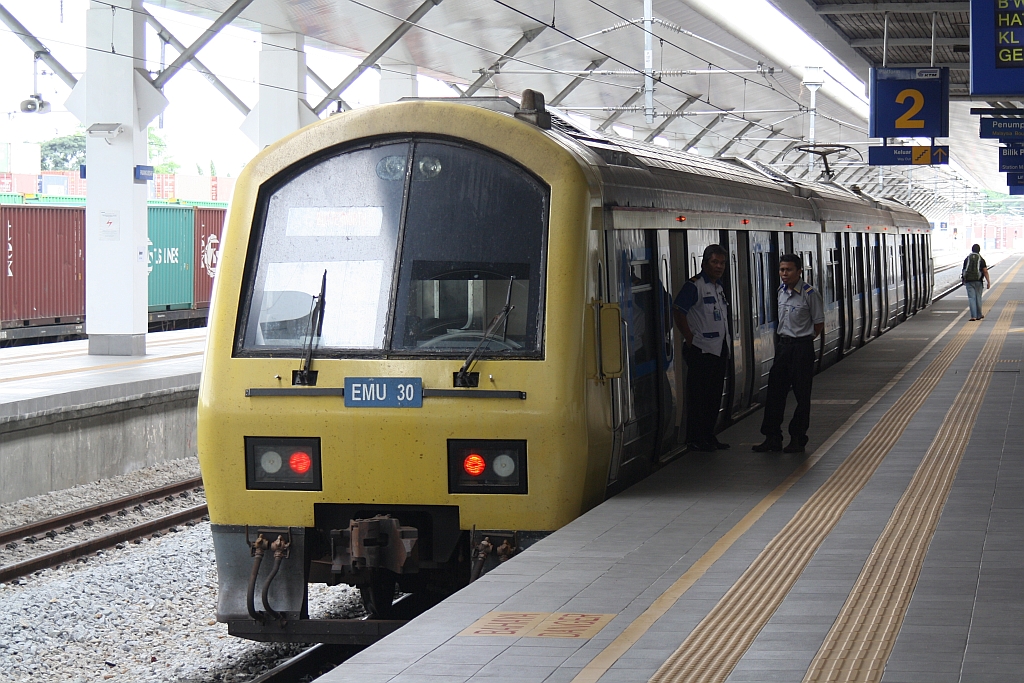 KTM Triebwagen Class 83 EMU 30 (Fzg.Nr. C8323 + T8312 + C8324) am 25.Mai 2016 in der Stesen Padang Besar.