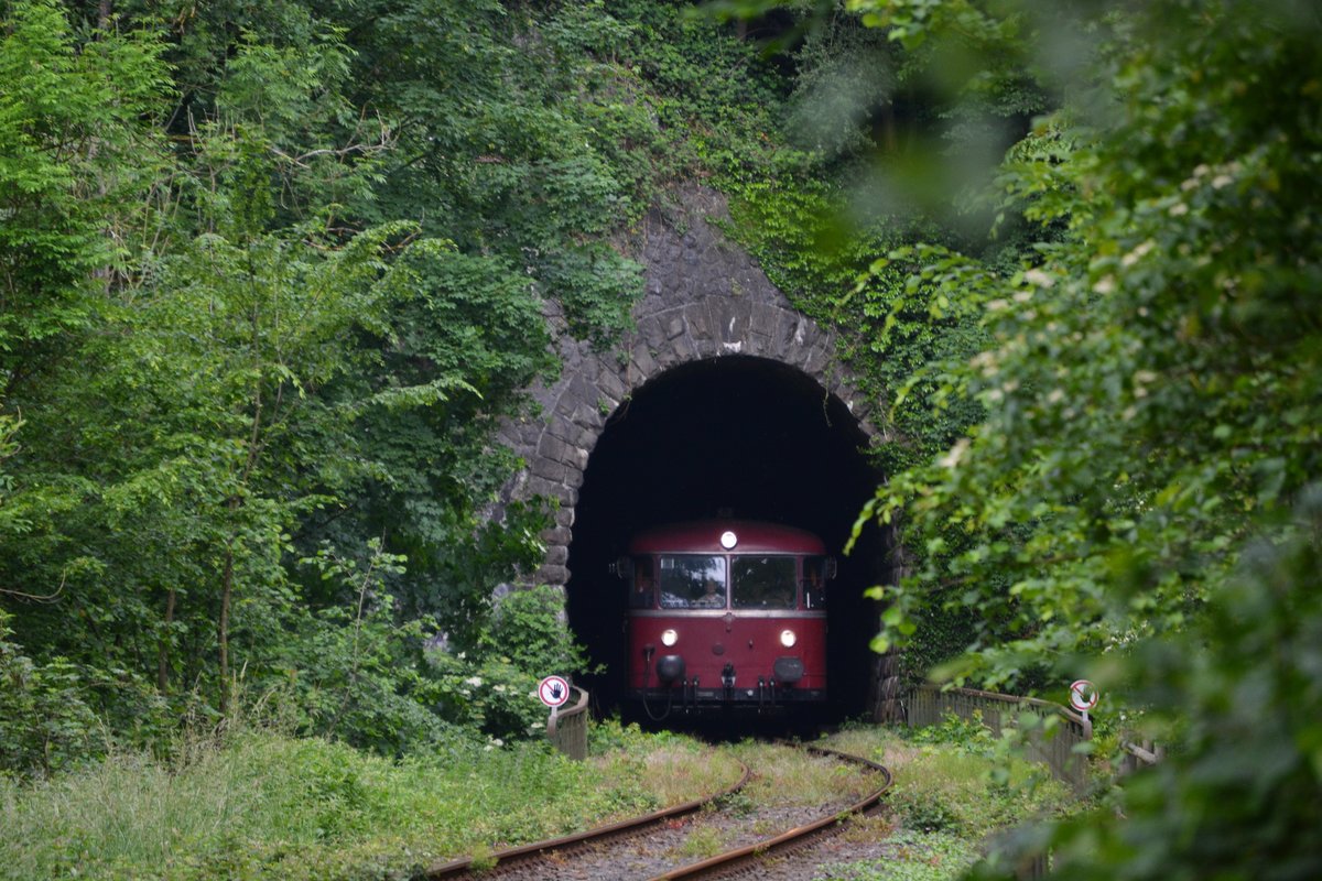 Kuckuck! Kurz vor Binolen muss noch einmal der Fels durch einen Tunnel durchquert werden. Hier erblickt der Uerdinger wieder das Ende des Tunnels.

Binolen 12.06.2016