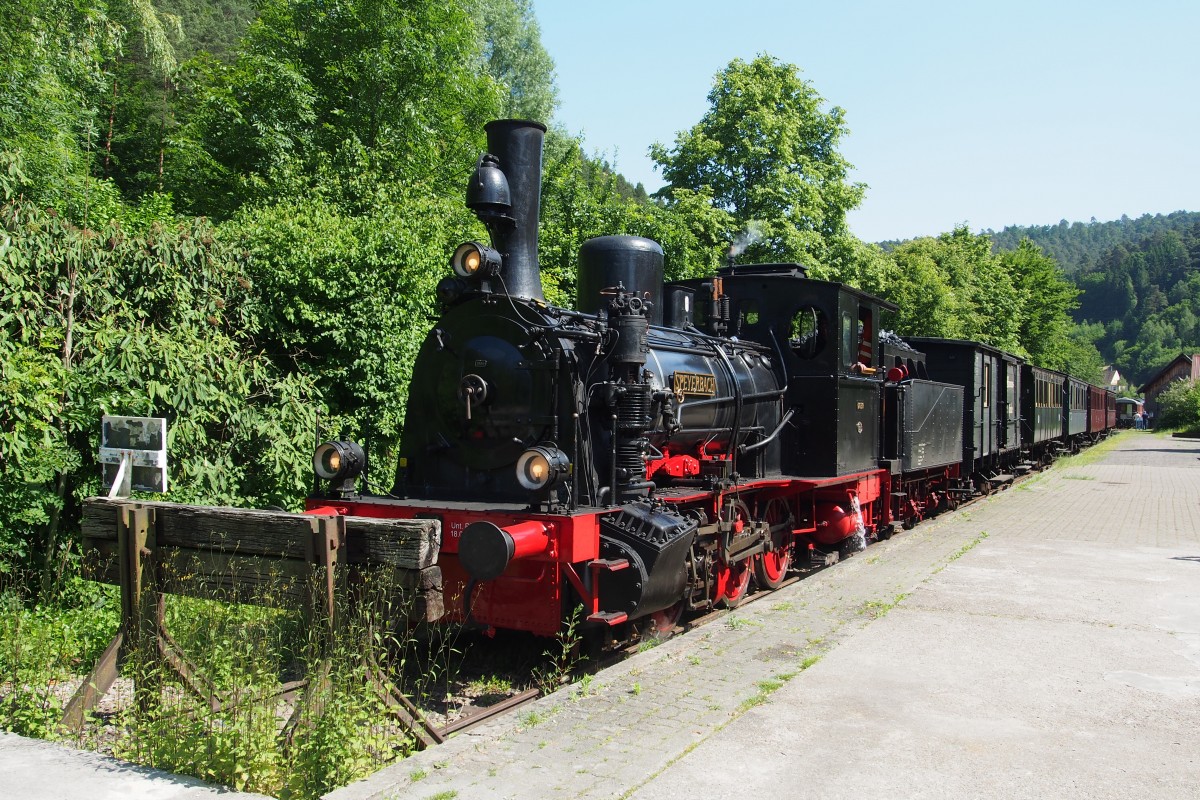 Kuckucksbähnel - Zug D5, gezogen von der Schlepptenderlok  Speyerbach , trifft hier an seinem Ziel  Elmstein  ein.

Elmstein, der 08.06.2014