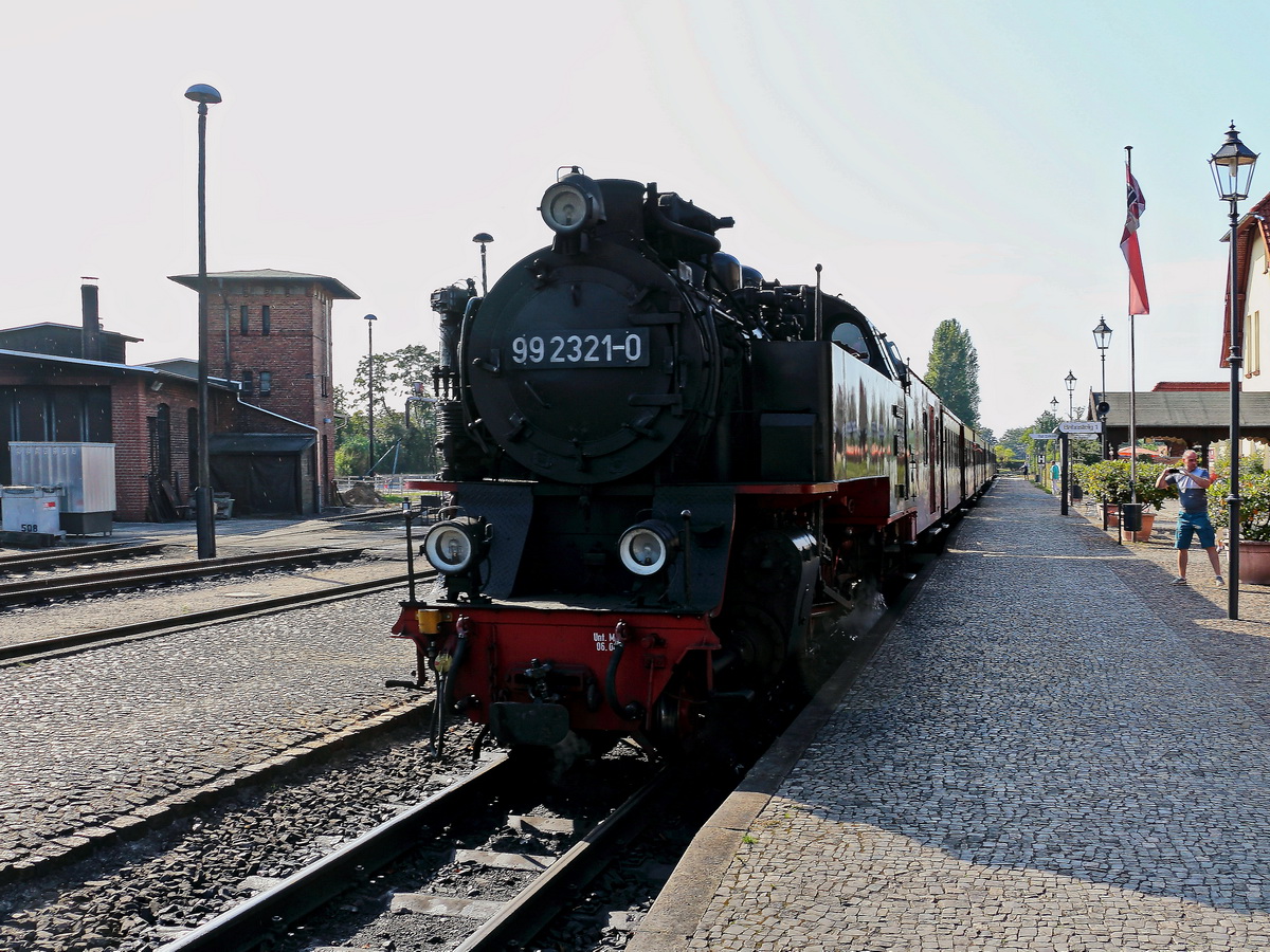 Kühlungsborn West am 23. September steht 99 2321-0 zur Fahrt nach Bad Doberan bereit. 