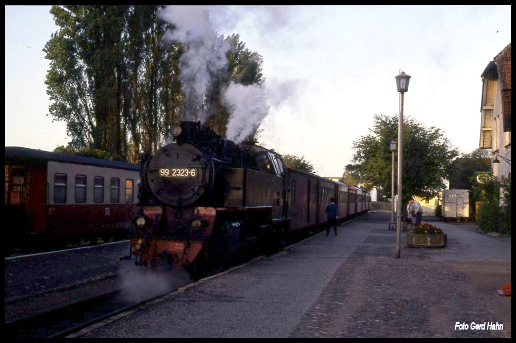 Kühlungsborn West am Morgen des 3.10.1991: Um 07.00 Uhr bespannt 992323 den Zug nach Bad Doberan.