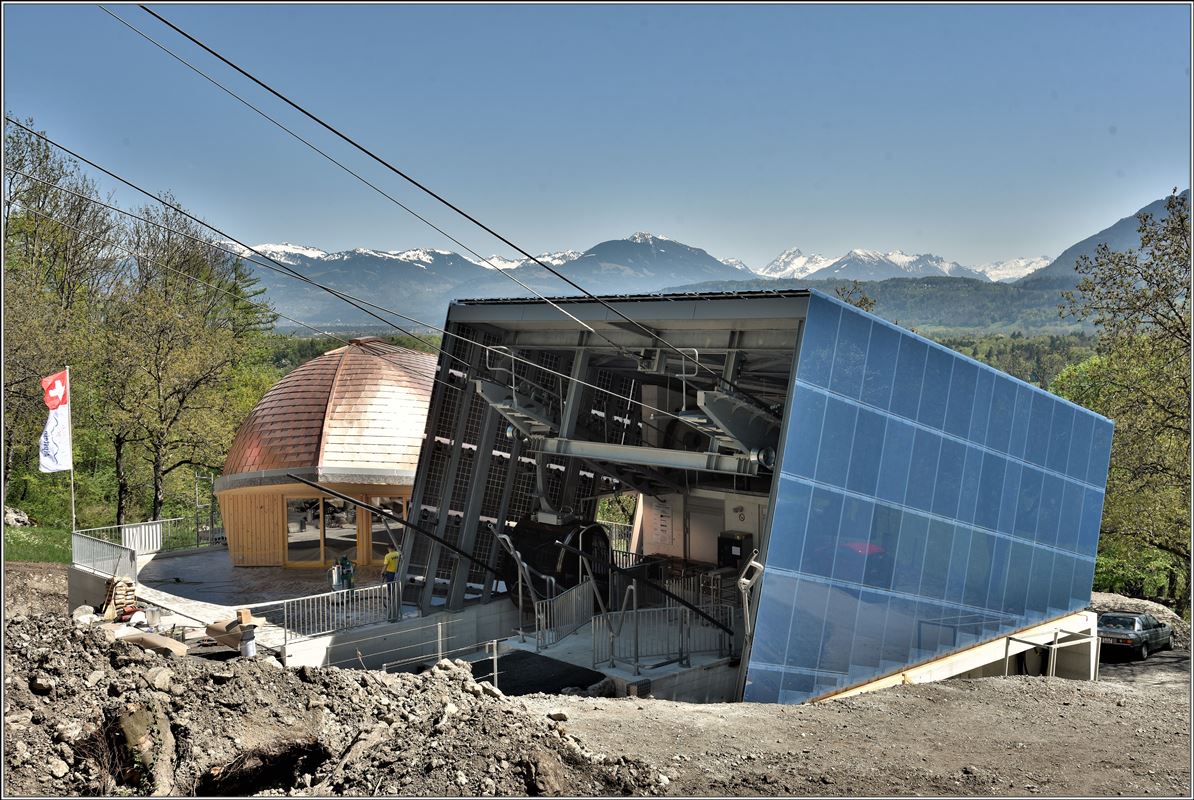 Kürzlich wurde die neue Staubern Bergbahn von Frümsen im St.Galler Rheintal auf die Staubern im Alpstein eröffnet. Die beiden 8er Gondeln schaffen die 1200 Höhenmeter in 7 Minuten. Das Besondere dieser Luftseilbahn ist die fast ausschliessliche Verwendung von Sonnenenergie, gespiesen von der Photovoltaikanlage der Talstation. Die kupferbedeckte Wartehalle in Form einer Baumnuss weist auf die Nussbäume hin, die hier in grosser Zahl gedeihen. (19.04.2018)