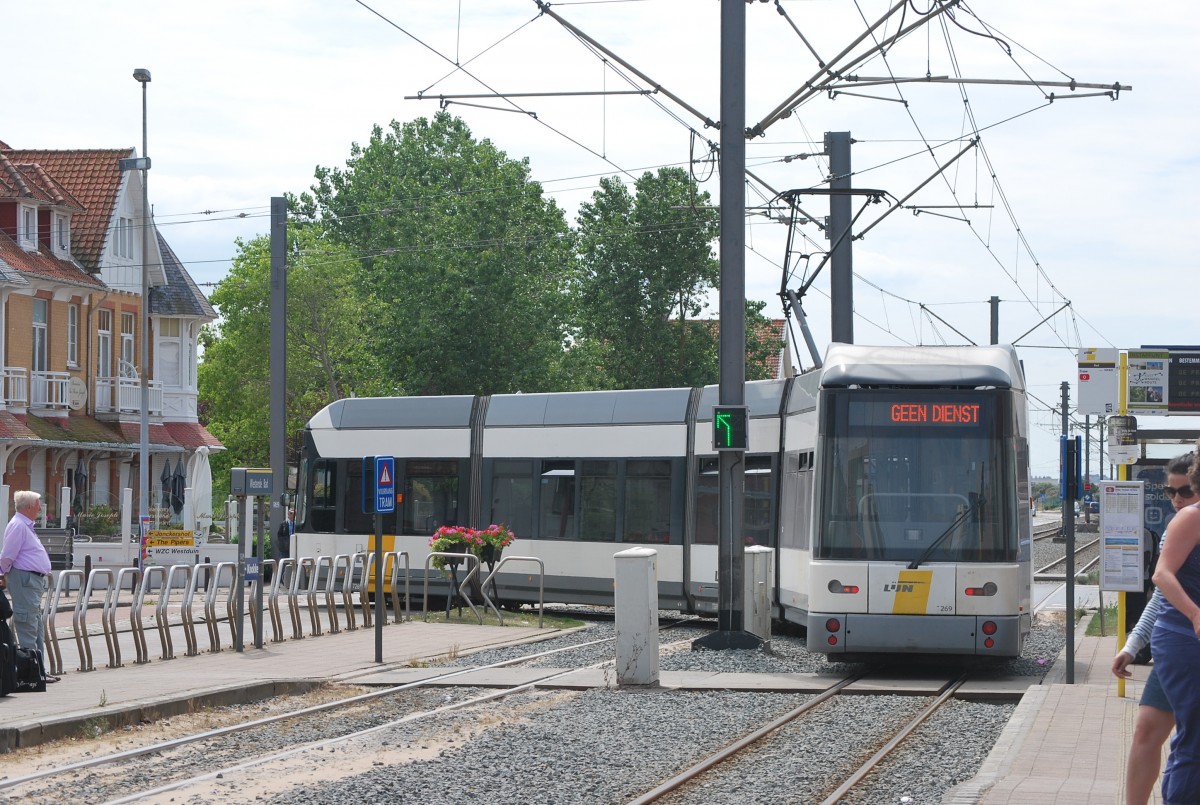 Küstenstraßenbahn von De Lijn (HermeLijn Nr. 7225) kehrt in Westende um und fährt nach Oostende zurück. 23. Juli 2015.