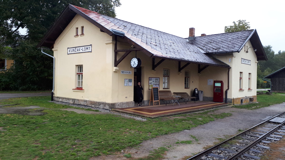 Kunžak-Lomy [2017-09-01]
Kunžak-Lomy (deutsch Königseck-Tieberschlag) liegt 14 Kilometer östlich von Jindřichův Hradec und gehört zum Okres Jindřichův Hradec auf 583 m Seehöhe. Das Aufnahmsgebäude ist völlig ident wie Blazejov und Hůrky, hat jedoch einen Fahrkartenautomaten.