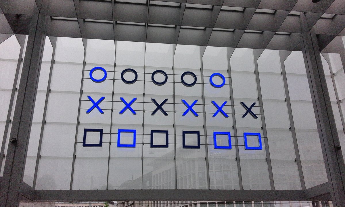 Kunst am Bau im Bahnhof St. Gallen, mit der nur die wenigsten Leute klar kommen. Dieses Gebilde, das in der Haupthalle zum Buasbahnhof hin installiert ist, soll eine binäre Uhr darstellen. Dank den EXIF Daten kann ich nun sagen, dass diese Uhr ca. 17:28:28 Uhr anzeigt.
St. Gallen HB, 22.06.2019  