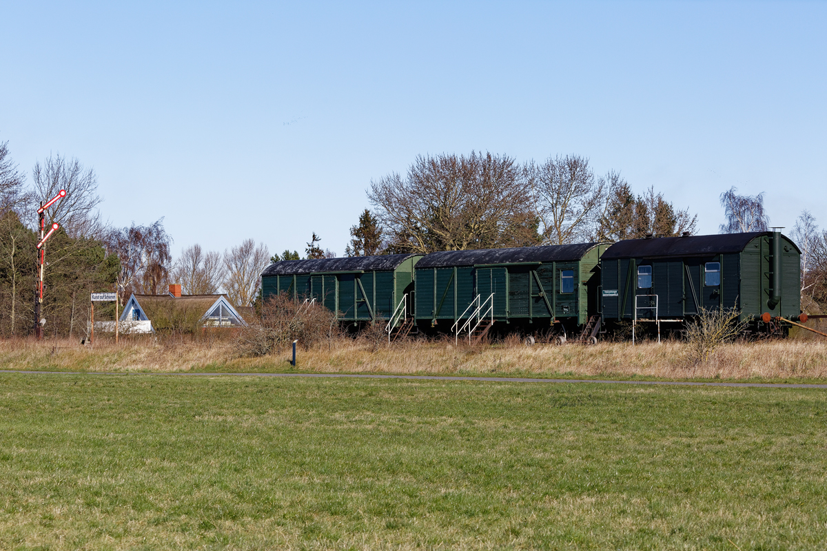 KUNST AUF SCHIENEN oder der alte Bahnhof Bresewitz mit auf Fahrt stehendem Ausfahrsignal E in Richtung der Meiningenbrücke könnte man als Symbol für den beschlossenen Wiederaufbau der Darßbahn ansehen. - 14.03.2020
