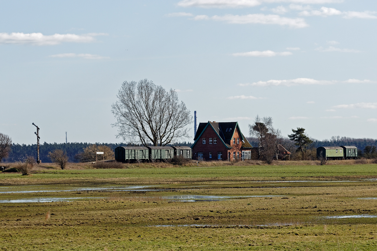 KUNST AUF SCHIENEN oder der alte Bahnhof Bresewitz mit auf Fahrt stehendem Ausfahrsignal E in Richtung der Meiningenbrücke könnte man als Symbol für den beschlossenen Wiederaufbau der Darßbahn ansehen. - 14.03.2020
