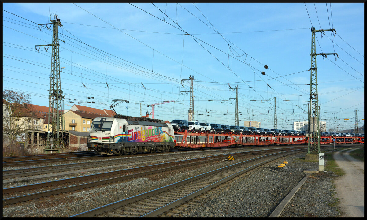 Kunterbunt: DB Cargo 193 366-2  Einziganders  mit einem Autozug am 09.03.2024 in Würzburg.
