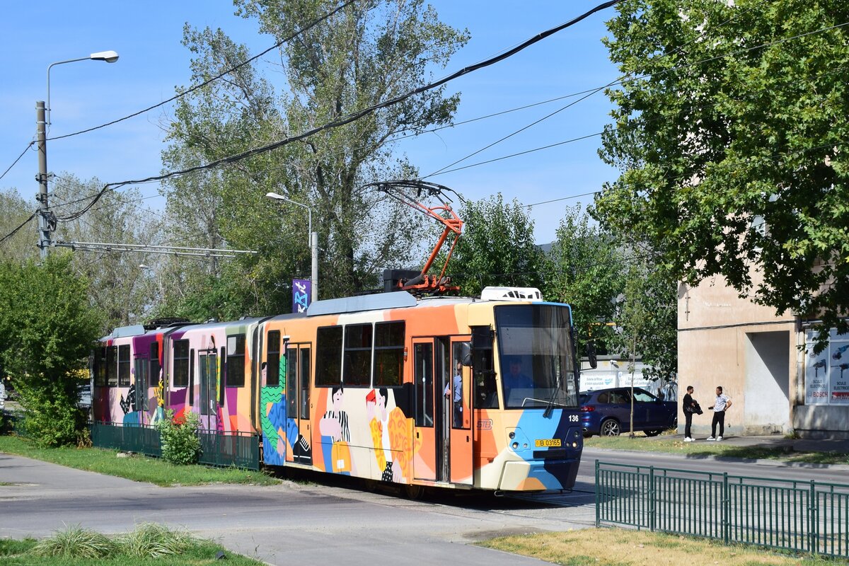Kunterbunt ist Triebwagen 136 unterwegs. Mit Werbung für die Sweet Damage Crew einer Street Art Graffiti Gruppe aus Bukarest. HIer ist er auf der Linie 25 unterwegs und passiert die Strada Preciziei 13h in Richtung Innenstadt.

Bukarest 04.09.2025
