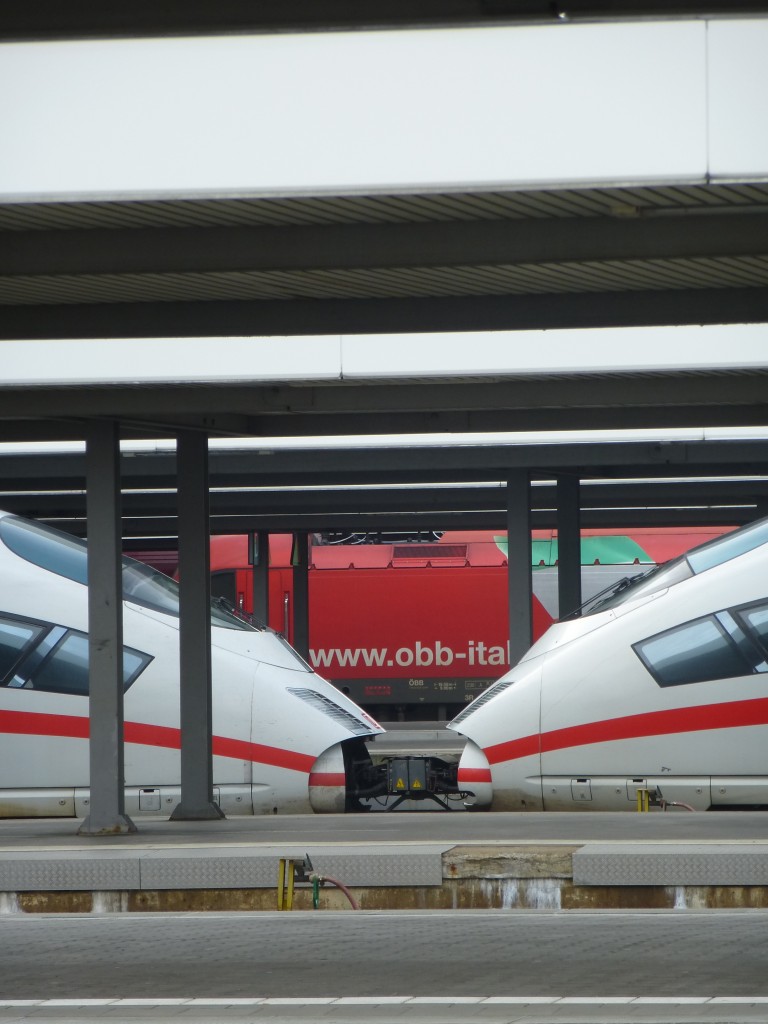 Kupplung zweier ICEs im Münchner Hbf am 22.09.2013.