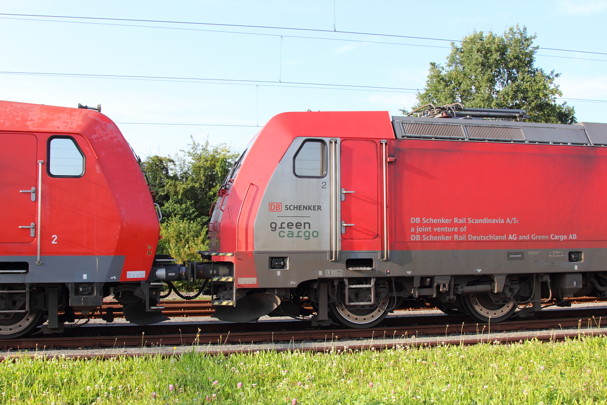 Kupplung zwischen 152 112-9 und 185 329-1 DB green cargo in Hochstadt/ Marktzeuln am 28.08.2017.(Bild vom grünen Bahnsteig)