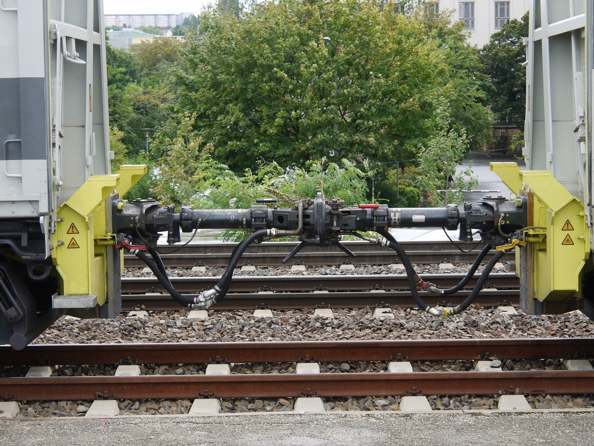 Kupplung zwischen den beiden railadventure-Waggons; Dresden Hbf , 16.08.2014
