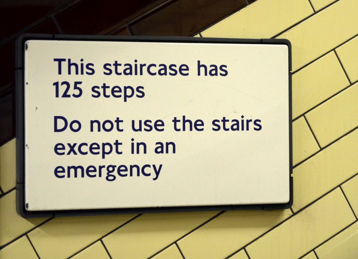 Kurios 1: zum Bahnsteig der sehr tief gelegenen Londoner Underground-Station  Edgeware Road  gelangt man eigentlich nur per Fahrstuhl. Man könnte auch die Treppe nehmen - das soll man aber nicht. 10.7.2015