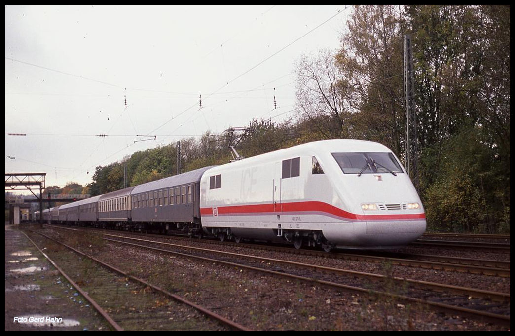 Kurios sahen die ersten Testfahrten des damals neuen ICE 1 aus. Da die Zwischenwagen noch nicht fertig gestellt waren, fuhr man mit alten D-Zug Wagen als Zwischenwagen. Ein solcher Testzug kam am 12.10.1991 um 10.54 Uhr durch den Bahnhof Natrup - Hagen. Es führte ICE Triebkopf 401071.