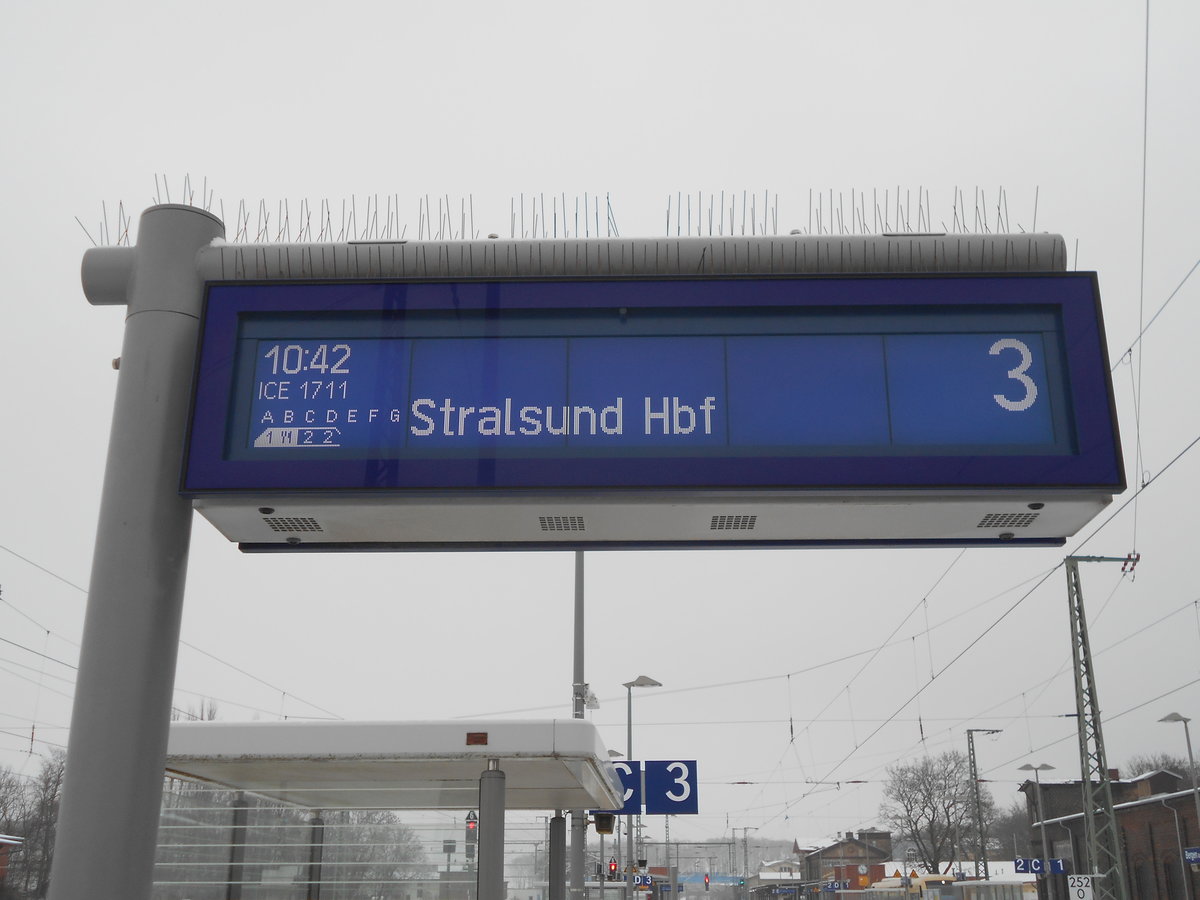 Kuriose ICE-Verbindung,für knapp 50 km,wurde,am 26.Januar 2019,auf dem Zugzielanzeiger in Bergen/Rügen angezeigt.Auf Grund einer Störung pendelte ein ICE zwischen Binz und Stralsund.