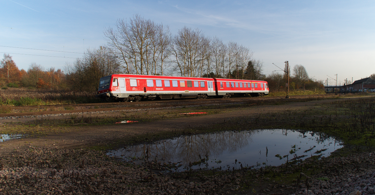 Kurvenlage - Hier auf der Hauptstrecke kann der 628er mal so richtig loslegen. Auf den Nebenstrecken ist ja eher ein gemächliches Tempo angesagt! 628 485 ist als RB von Saarbrücken nach Niedaltdorf unterwegs. In Dillingen/Saar wird die RB die Hauptstrecke verlassen und auf die Strecke ins Tal der Nied abbiegen. Bahnstrecke 3230 Saarbrücken - Karthaus bei Bous-Saar am 23.11.2014
