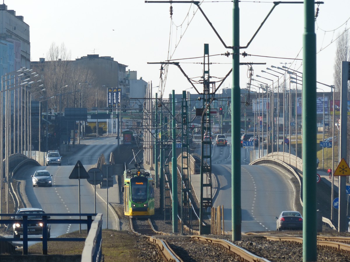 Kurvig geht es zu in der Hetmańska, es gilt eine Straße und einen Fluss zu überqueren. 23.2.2014, Poznan