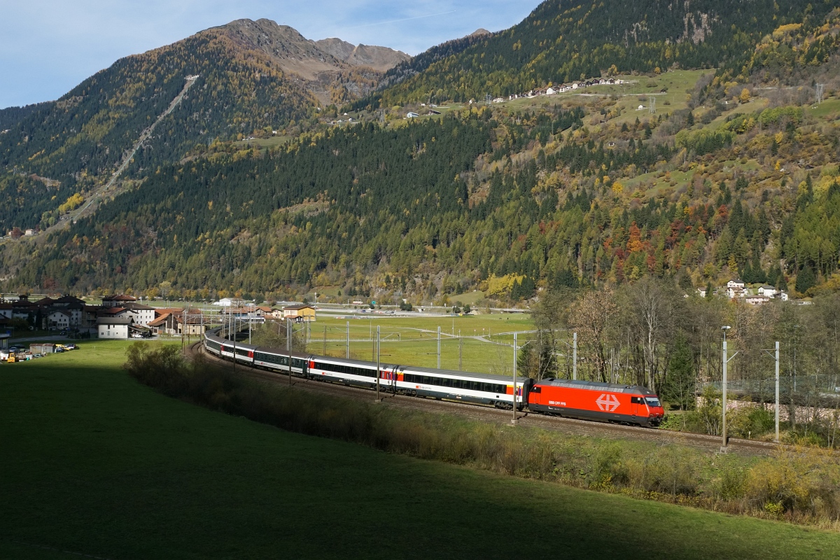 Kurz bevor die Bergschatten die Gleise erreichten konnte die Re 460 034-2 mit dem IR 2417 noch abgelichtet werden. Das Bild entstand am 24.10.2015 bei Ambri-Piotta.