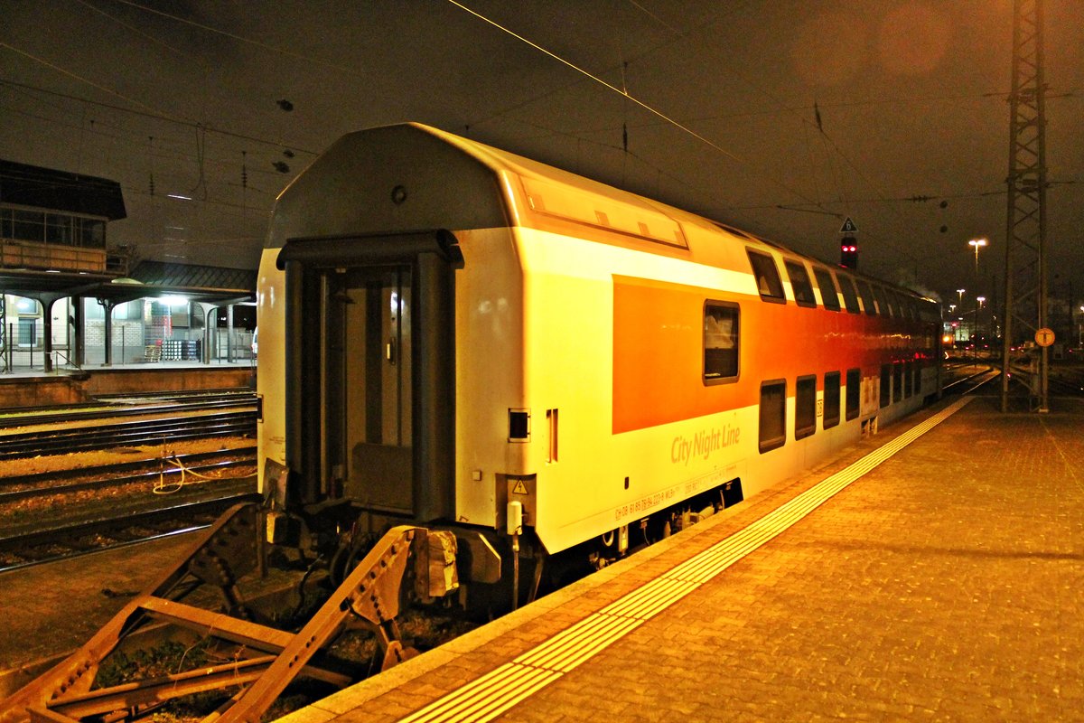 Kurz bevor die Doppelstock-Nachzugwagen der Bauart WLBm ausgemustert worden sind, stand CH-DB 61 85 76-94 223-8 abgestellt am 27.11.2014 im Badischen Bahnhof von Basel und wartet auf einen neuen Einsatz.