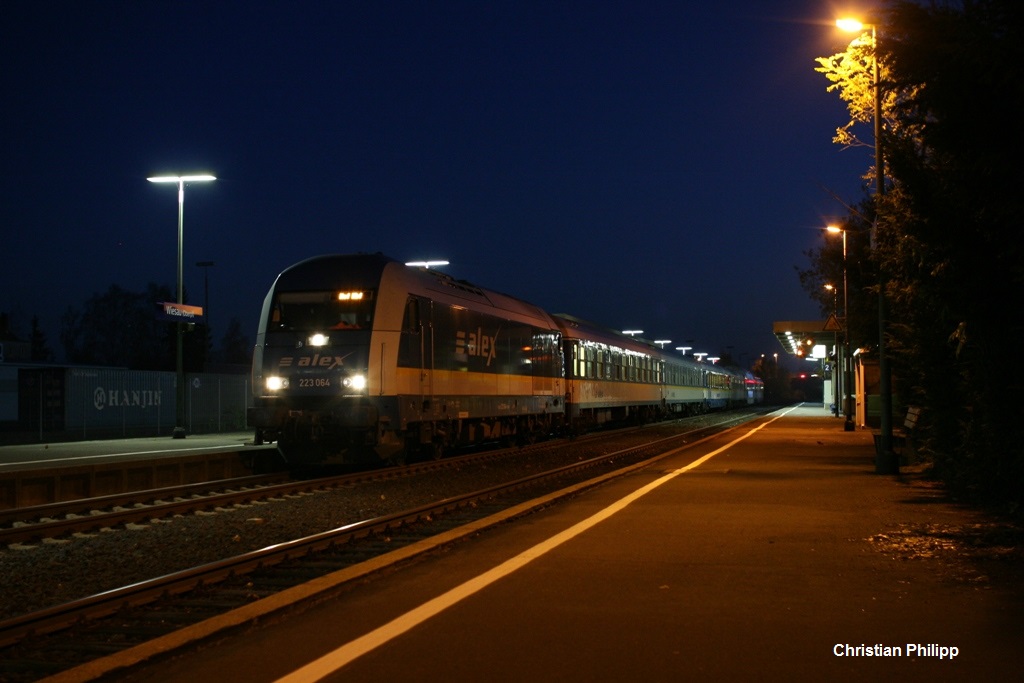 Kurz bevor es wirklich finster war: 223 064 mit dem ALX 84110 in Wiesau (Oberpf)