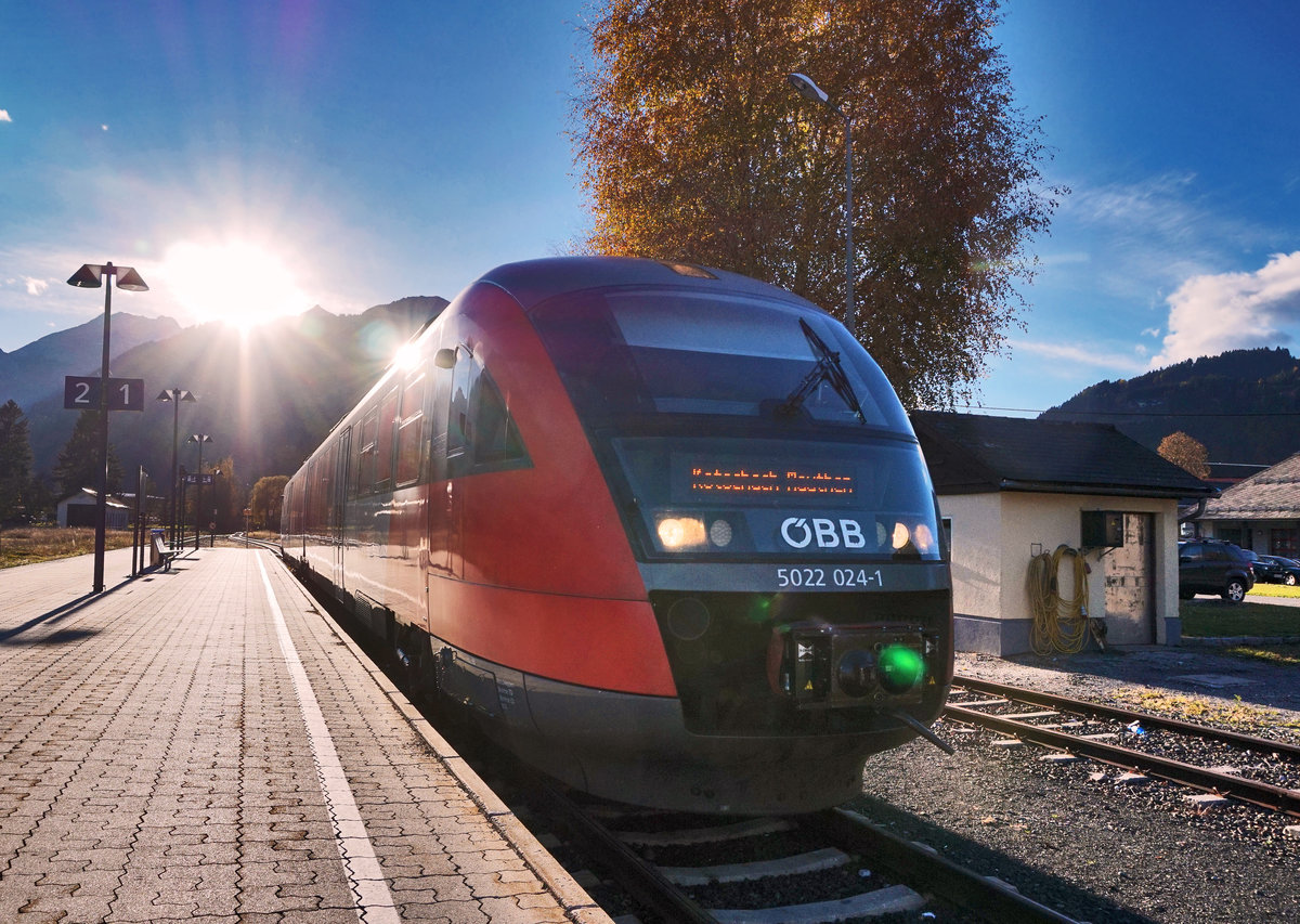 Kurz bevor die Herbstsonne hinter dem Berg verschand schien sie nochmal auf den Bahnhof Kötschach-Mauthen und den 5022 024-1 herunter.
Die Garnitur war zuvor als R 4827 aus Villach Hbf angekommen.
Aufgenommen am 30.10.2016.
