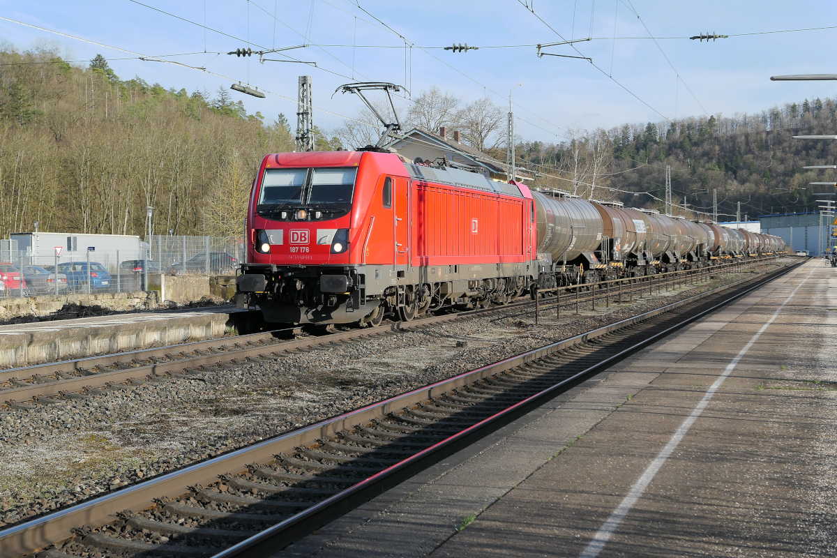 Kurz bevor ich mit einem RB16 den Rückweg nach München antreten konnte, durchfuhr die 187 176 der DB Cargo Pappenheim mit einem langen Kesselwagen-Zug Richtung Treuchtlingen. Lok der Baureihe 187 der DB Cargo sieht man eher selten in Südbayern.
Pappenheim, 14. März 2024, 16.40 Uhr