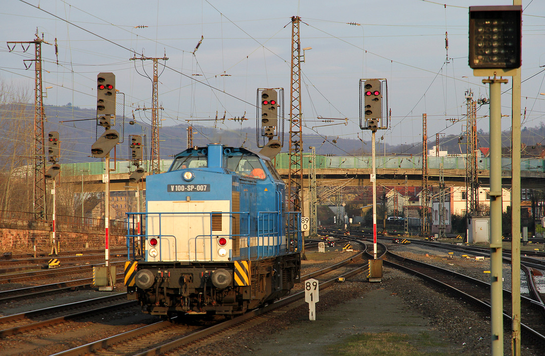 Kurz bevor mein Zug eintraf, konnte ich im Aschaffenburger Hauptbahnhof noch V100-SP-007 der Spitzke Logistik GmbH fotografieren.
Aufnahmedatum: 21.02.2018
