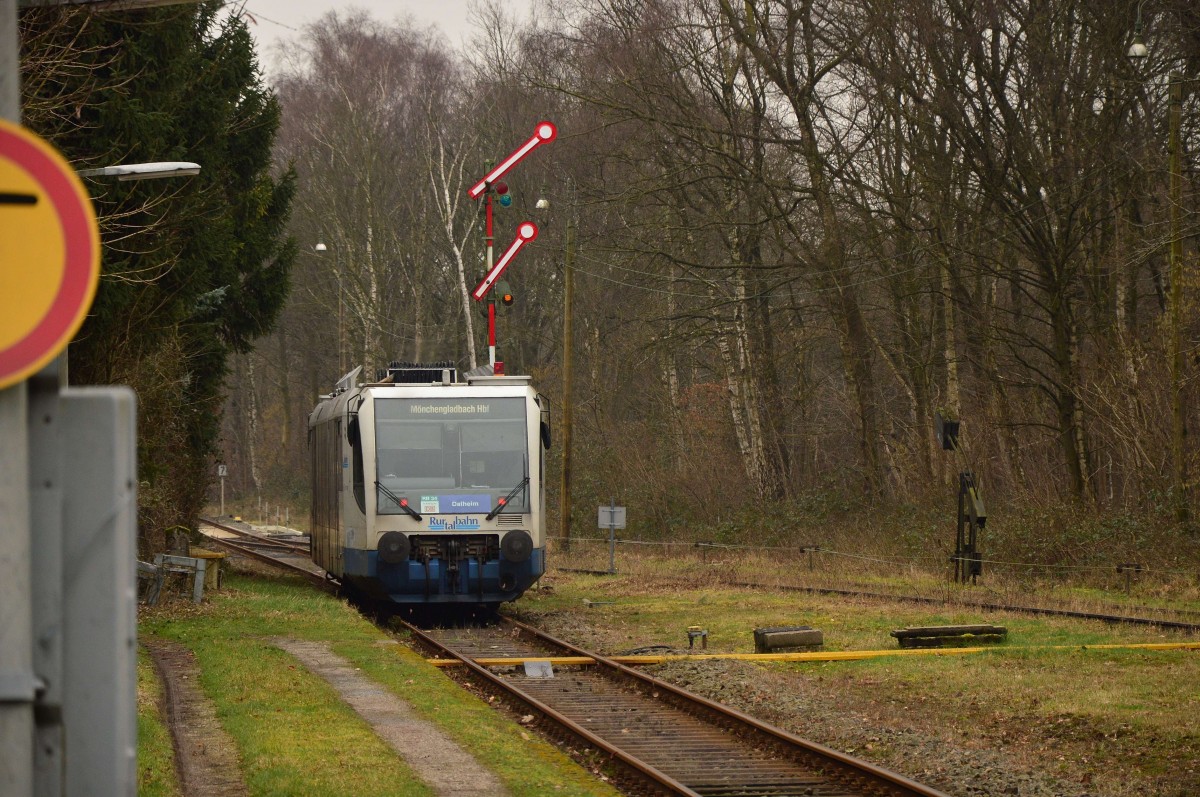 Kurz bevor der Regen am Samstag einsetzte, machte sich der 654 010-7 als RB 34 nach Mönchengladbach wieder aus Dalheim auf. Hier ist der kleine Triebzug am Ausfahrsignal abgelichtet. 13.2.2016
