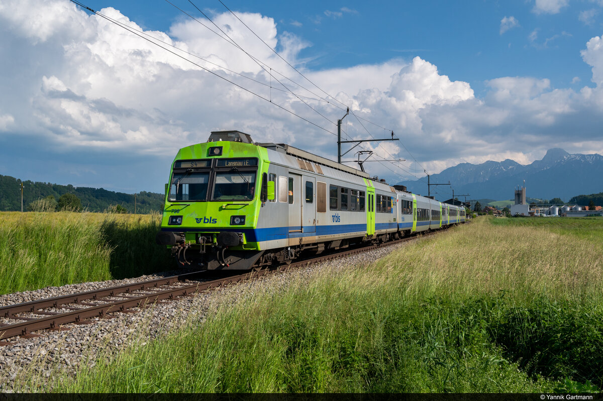 Kurz bevor die Schlechtwetterfront einbrach, konnte ich am 10.06.2021 BLS RBDe 565 738 als S4 15467 von Thun nach Langnau i.E. kurz nach Thurnen bei Mühlethurnen aufnehmen.