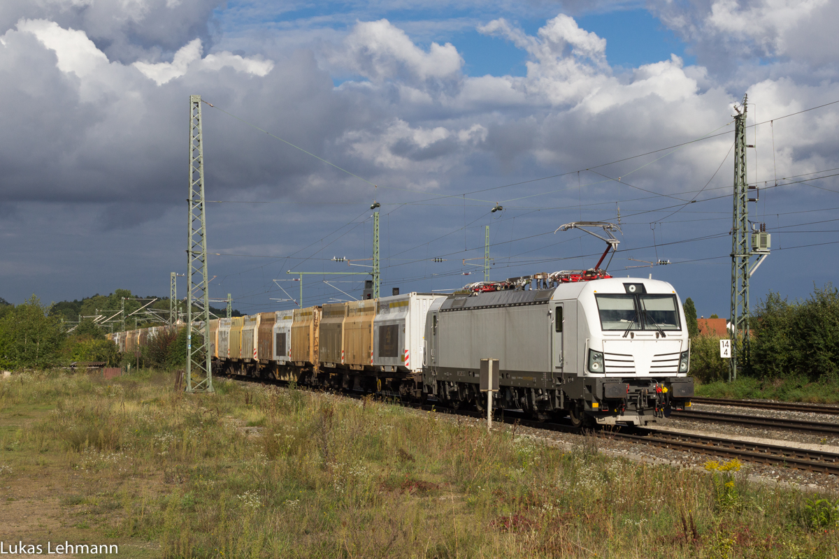 Kurz bevor der Sonderzug wieder nach Stuttgart durch Roßtal fuhr, passierte ein weißer Vectron mit dem Hacki (Holzhackschnitzelzug) durch Roßtal Richtung Ansbach, 10.9.17